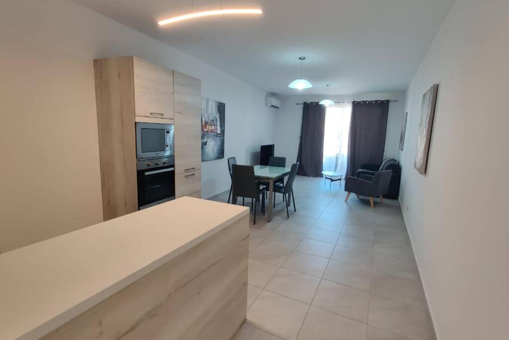 Brand New 3 Bedroom Apartment Close To The Sea Gzira Bagian luar foto